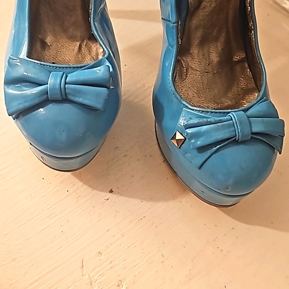 Yoki Light Blue Patent Stilettos w/Bow, Sz 7.5, 4" Heels, 1"Platform, Round Toe - Picture 6 of 8
